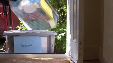 Plastik kutuları olan kadın yeni ev ortamına taşınıyor seçici odak noktası