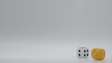 Beyaz arkaplana atılmış renkli zarlar. Yakınlaştır, odakla ve odakla.