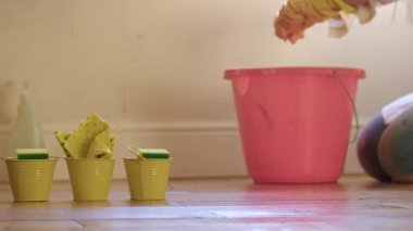 Bahar temizliği bir kova su ve giysi 4k seçici odak noktasıyla yapılır.