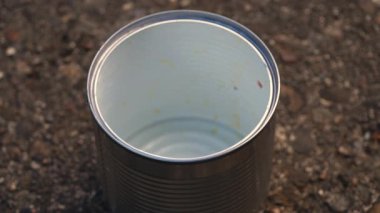 Parayı bağış kutusuna koy. 4K yakın çekim seçici odak noktası.