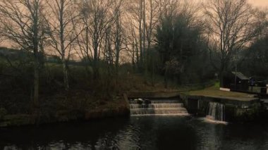 Kanal, Yorkshire 'daki su yolu manzarasını kapatıyor. 4k' lık hava aracı seçici odak noktası.