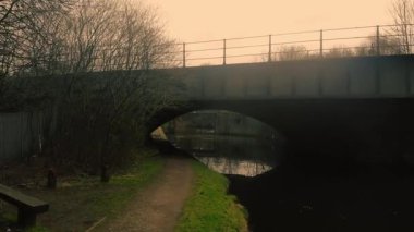 Yorkshire 'daki su yolu üzerindeki kanal köprüsü geniş 4k hava aracı seçici odak noktası