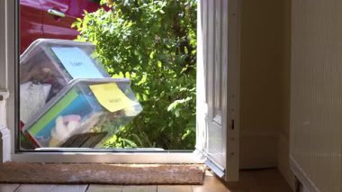 Plastik kutuları olan bir kadın yeni ev yapımı 4K 'lık çekime giriyor.