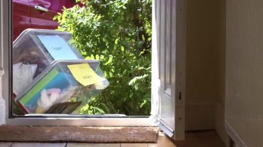 Tramvayda plastik kutuları olan bir kadın yeni eve taşınıyor.