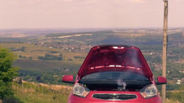 Motordan çıkan dumanlı bozuk araba geniş zoom görüntüsü seçici odak noktası