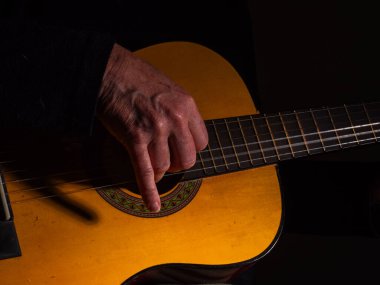 Gitar çalan eller yakın çekim çekim seçici odak noktası