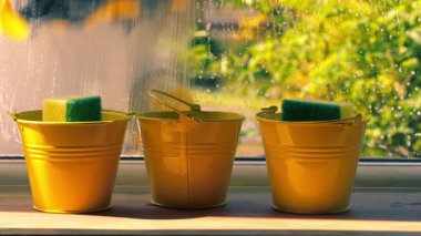 Bahar temizliği sabunlu sabun köpüğü ile camları yıkamak 4K seçici odak noktası