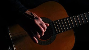 Gitar çalan eller yakın çekim 4k çekim seçici odak