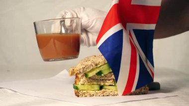 Geleneksel İngiliz çay fincanı ve salatalıklı sandviçler yakın çekim seçici odak