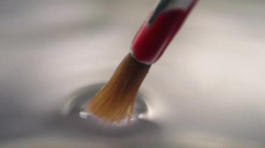 Su rengi fırçaları temizleme su kavanozuna yakın çekim odağı