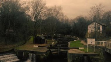 Kanal Yorkshire 'daki su yolu manzarasını kapatıyor. Geniş yakınlaştırmalı insansız hava aracı seçici odak noktası