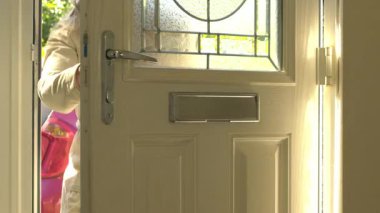 Kadının biri eve ön kapıdan girdi. 4K 'lık bir atış yaptı. 