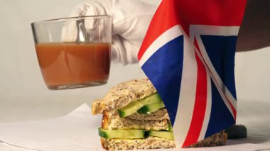 Geleneksel İngiliz çay fincanı ve salatalıklı sandviçler yakın çekim seçici odak noktası