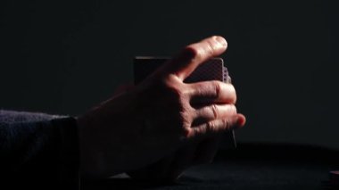 Pokerde kartları karıştırmak, yakınlaştırma çekimini kapatmak, seçici odaklanma