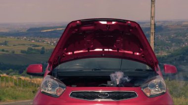 Motordan çıkan dumanlı, bozuk bir araba. 4K 'lık seçici odak noktası.