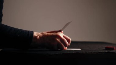 Poker oyununda iskambil kartları dağıtılırken seçici odaklanma