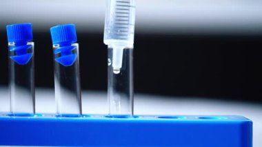 Kan örneği makrosu olan test tüpleri. Yakın çekim, yavaş çekim, seçici odaklanma.