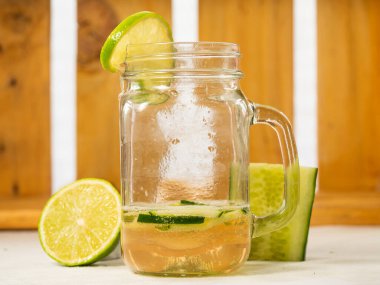 Sağlıklı salatalık ve limon ferahlatıcı detoks içeceği.