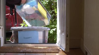 Plastik kutuları olan bir kadın yeni ev yapımı 4K 'lık çekime giriyor.