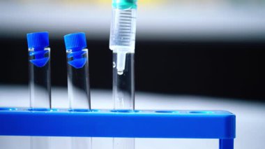 Kan örneği makrosu olan test tüpleri 4k 'lık yakın çekim yavaş çekim seçici odak noktası