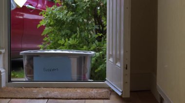 Plastik kutuları olan kadın yeni ev ortamına taşınıyor. 4k seçici odak noktası.