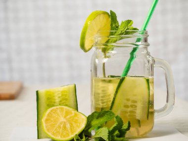 Sağlıklı nane şekeri ve limon ferahlatıcı detoks içeceği.