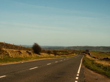 Boş karayolu, ıssız bir yerde geniş çekim odaklı.