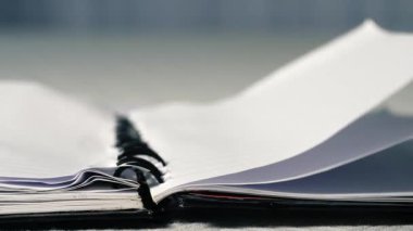 Ofiste patlayan not defteri 4zoom çekim seçici odak noktasını kapat