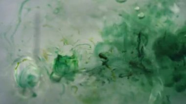 Yeşil mürekkep damlaları makroyu kapatır 4k seçici odak noktasını kapatır