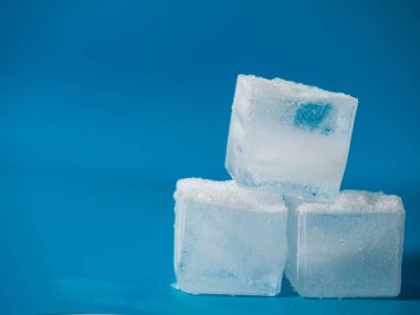 Buz küpleri soğuk mavi arkaplan Makro çekim seçici odak kapat