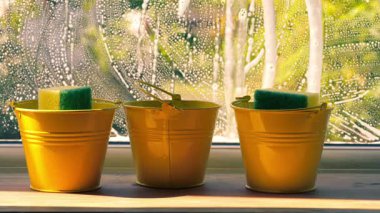 Bahar temizliği sabunlu sabun köpüğü ile camları yıkamak 4K seçici odak noktası