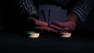 Poker oyuncusu kart oyununda eli ortaya çıkardı 4k 'lık seçici odak noktasını kapat