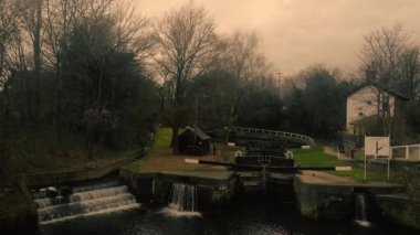 Kanal Yorkshire 'daki su yolu manzarasını kapatıyor. Geniş yakınlaştırmalı insansız hava aracı seçici odak noktası