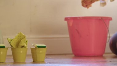 Süpürge süpürge odası, seçici odak noktası olan orta boy süpürge.