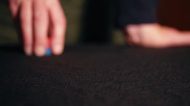 Poker oyuncusu çipleri sayıyor yakınlaştırma çekimine odaklan