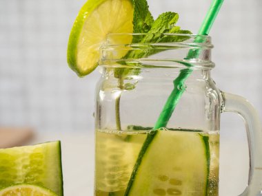 Sağlıklı nane şekeri ve limon ferahlatıcı detoks içeceği.