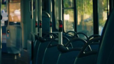 Şehir içi otobüs yolculuğu 4k seçici odak noktası