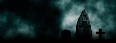 Karanlık bulutların ardında resimli yalnız bir mezarlıkta hayalet.