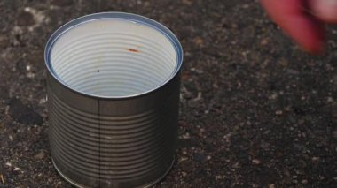 Parayı hayırsever teneke kutusuna koy, seçici odaklanma.