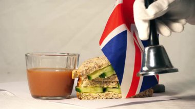 Geleneksel İngiliz çay fincanı ve salatalıklı sandviçler 4k yakın çekim seçici odaklanma