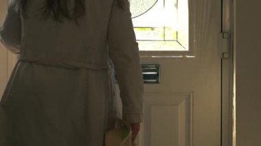 Bir kadın yaz günü evden çıkar. 4K seçici bir odak noktası. 