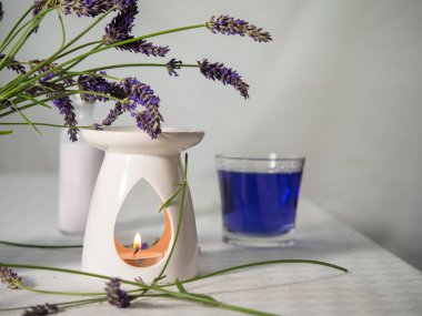Aromaterapi için taze lavanta çiçekleri. Yağ yakıcı ve çay mumu. Orta boy seçici odak noktası.