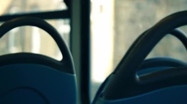 Şehir içi otobüs yolculuğu yakın çekim seçici odak noktası