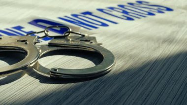 Masada polis kelepçeleri var. 4km 'lik atış odaklı.