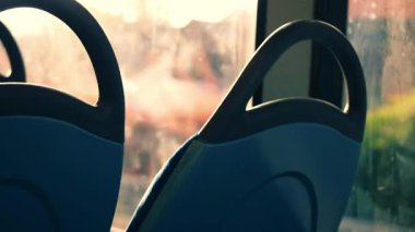 Sıcak gün ışığında otobüs yolculuğu 4K çekim odaklı.