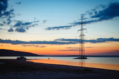 Yaz günbatımında deniz kenarında