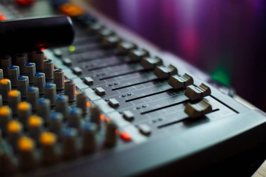 DJ karıştırma konsolu Dynacord ve mikrofon Shure müzik dans kulübü