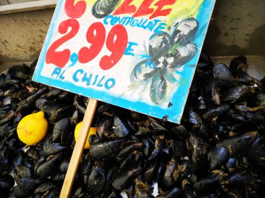 Mussels with lemon in open seamarket, Napoli clipart