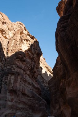 Ürdün Petra şehrinin girişinde Siq 'in görüntüsü