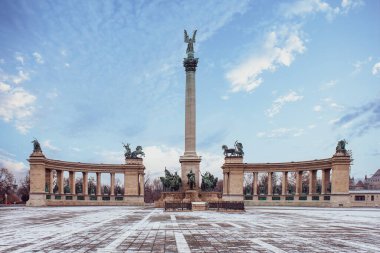 Kahramanlar kışın Budapeşte 'de sabah meydanına çıkar. Yüksek kalite fotoğraf